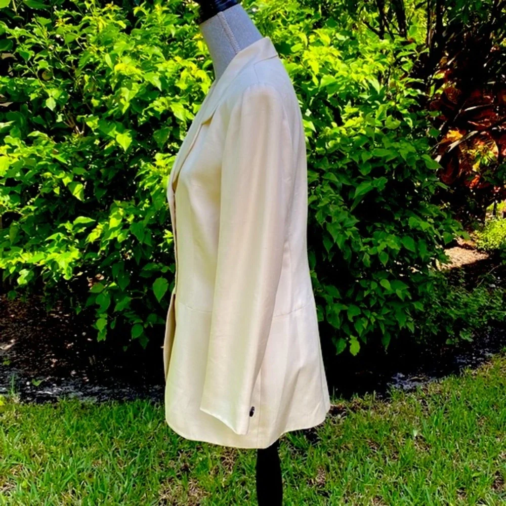Vintage Christian Dior silk 7 button blazer in cream excellent condition sz 8